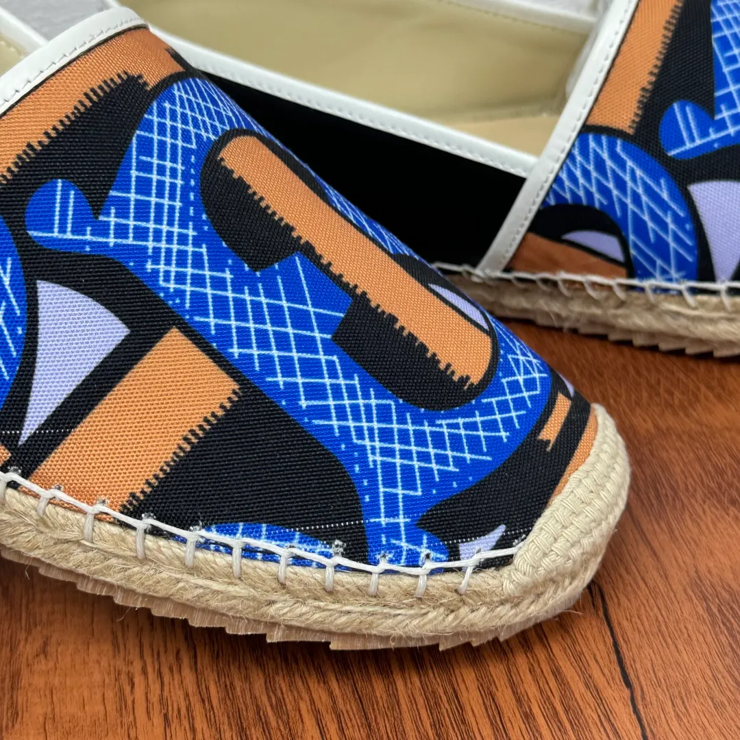 Batch 600 Burberry/Burberry new summer men's embroidered straw fisherman shoes, cool slip-on straw shoes! Encounter British fashion with Burberry espadrilles, a perfect blend of classic and fashionable. The unique printing on the upper is a manifestation of the brand's style. Every color and every pattern tells the story of England. Straw soles bring a natural texture, comfortable and chic. Whether you are strolling in the city streets or heading to the beach for vacation, it can add elegance and charm to you, easily become the center of attention, and start your own fashion journey. Classic knitted canvas upper, with thin calfskin lining suitable for summer, straw lining, genuine leather patch at the bottom of the heel, hemming technology, and Mark stitching details! Anti-slip rubber bottom layer, integrated injection molding of large LOGO letters and badges, multiple colors and styles to choose from, complete package! Size: 39-40-41-42-43-44 Normal size Item number: 2025-5 Printing black and blue